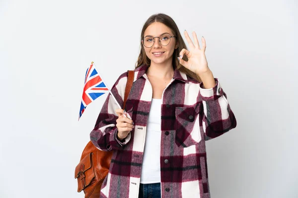 举着英国国旗的立陶宛年轻女子 背景为白色 手指头上有可控标志 — 图库照片