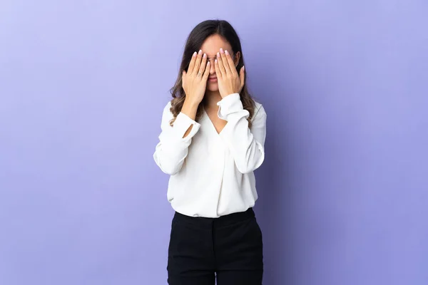 Mujer Joven Caucásica Aislada Sobre Fondo Púrpura Cubriendo Los Ojos —  Fotos de Stock