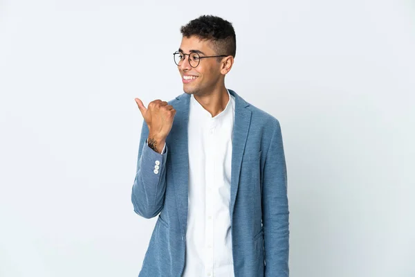 Jovem Empresário Brasileiro Isolado Fundo Branco Apontando Para Lado Para — Fotografia de Stock