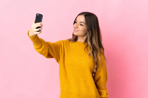 Młoda Rumunka Odizolowana Różowym Tle Robi Selfie — Zdjęcie stockowe