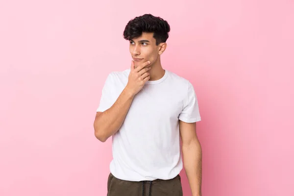 Junger Argentinier Mit Isoliertem Rosa Hintergrund Denkt Sich Eine Idee — Stockfoto