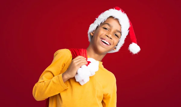 Menino Afro Americano Com Chapéu Natal Sobre Fundo Vermelho — Fotografia de Stock