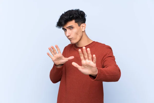 Ung Argentinsk Man Över Isolerad Blå Bakgrund Nervös Sträcker Händerna — Stockfoto