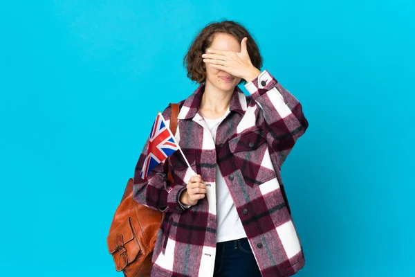 Mladá Angličanka Držící Vlajku Spojeného Království Izolovanou Modrém Pozadí Zakrývajícím — Stock fotografie