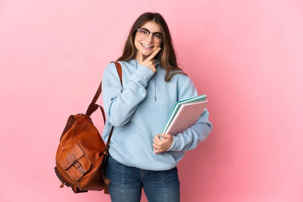 Jovem Estudante Mulher Isolada Fundo Rosa Feliz Sorridente — Fotografia de Stock