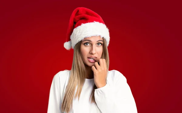 Chica Con Sombrero Navidad Sobre Fondo Aislado Nervioso Asustado — Foto de Stock