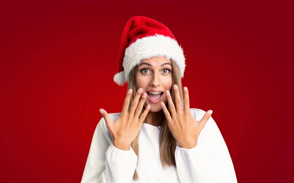 Chica Con Sombrero Navidad Sobre Fondo Aislado Con Expresión Facial —  Fotos de Stock
