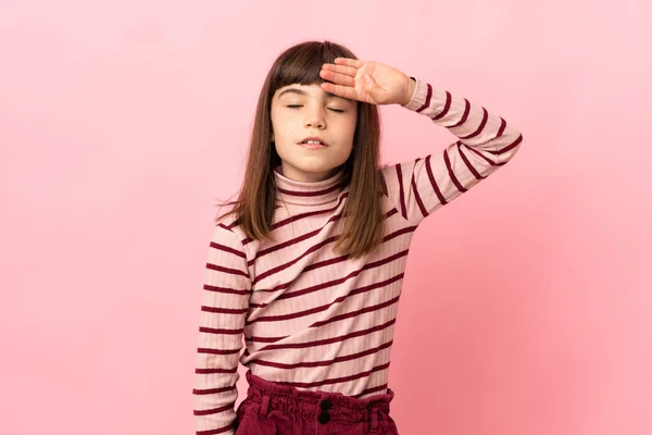 Malá Dívka Izolované Růžovém Pozadí Unaveným Nemocným Výrazem — Stock fotografie