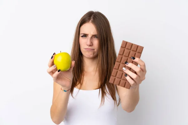 Mladá Žena Izolovaném Bílém Pozadí Čokoládovou Tabletu Jedné Ruce Jablko — Stock fotografie