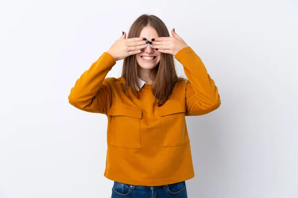 Jovem Mulher Sobre Fundo Branco Isolado Cobrindo Olhos Por Mãos — Fotografia de Stock