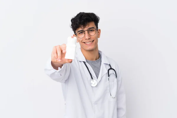 Jovem Argentino Sobre Fundo Branco Isolado Vestindo Vestido Médico Segurando — Fotografia de Stock