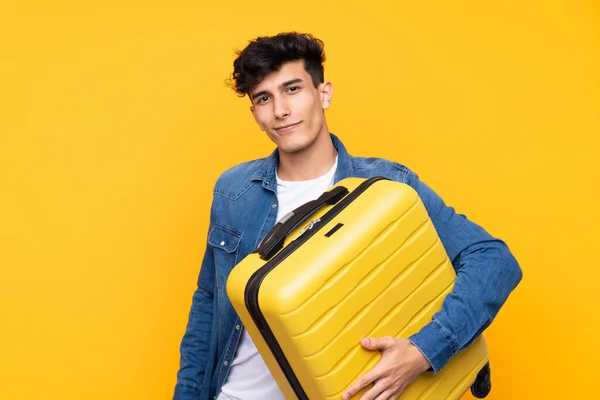 Mladý Argentinec Muž Přes Izolované Žluté Pozadí Dovolené Cestovním Kufříkem — Stock fotografie