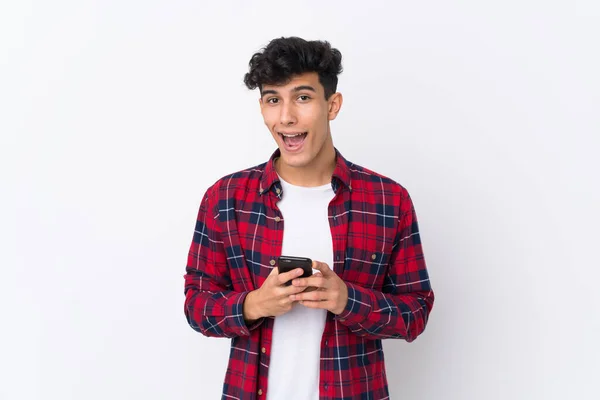 Joven Argentino Sobre Fondo Blanco Aislado Sorprende Envía Mensaje — Foto de Stock