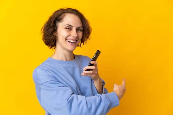 Giovane Donna Inglese Isolata Sfondo Rosa Utilizzando Telefono Cellulare Puntando — Foto Stock