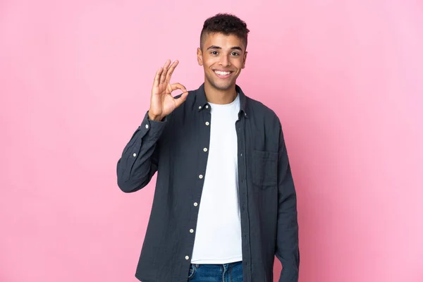 Junger Brasilianer Isoliert Auf Rosa Hintergrund Zeigt Zeichen Mit Fingern — Stockfoto