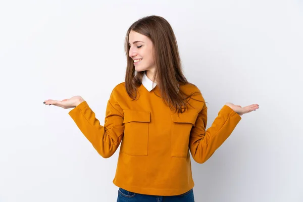 Jovem Mulher Sobre Isolado Branco Fundo Segurando Copyspace Com Duas — Fotografia de Stock