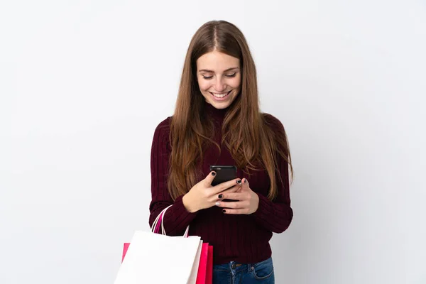 Junge Frau Vor Isoliertem Weißen Hintergrund Hält Einkaufstüten Der Hand — Stockfoto