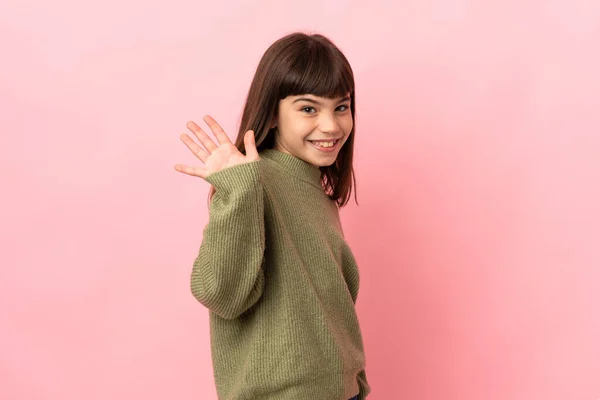 Menina Isolada Fundo Rosa Saudando Com Mão Com Expressão Feliz — Fotografia de Stock