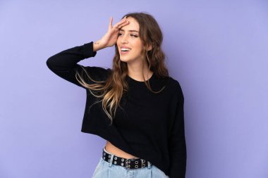 Mor bir geçmişi olan genç bir kadın bir şey fark etti ve çözümü arıyor.