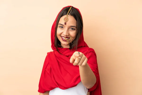 Jovem Indiana Mulher Isolado Bege Fundo Apontando Frente Com Feliz — Fotografia de Stock