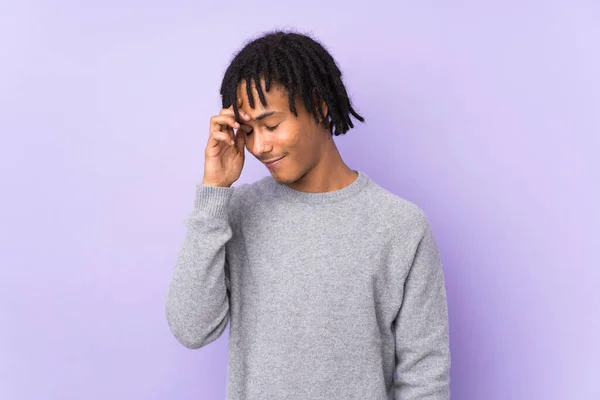 Молодий Афроамериканець Ізольований Пурпуровому Фоні Сміється — стокове фото