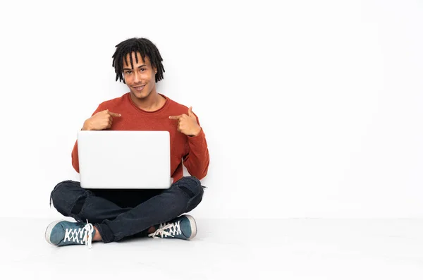 Fiatal Afro Amerikai Férfi Földön Dolgozik Laptop Meglepő Arckifejezés — Stock Fotó