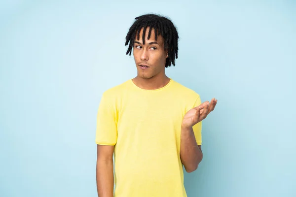 Joven Hombre Afroamericano Aislado Sobre Fondo Azul Haciendo Gesto Dudas — Foto de Stock