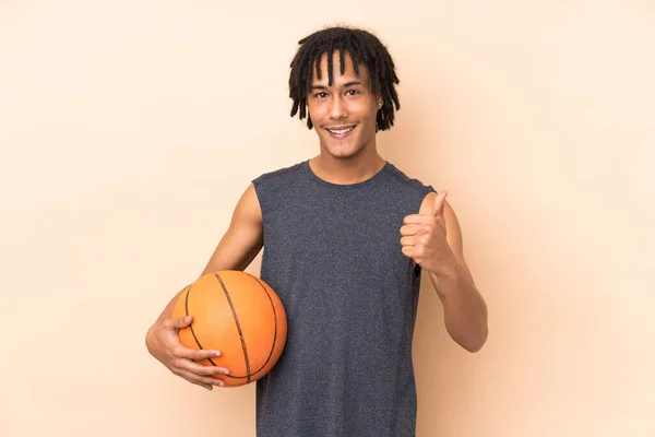 Jonge Afrikaanse Amerikaanse Man Geïsoleerd Beige Achtergrond Spelen Basketbal Met — Stockfoto