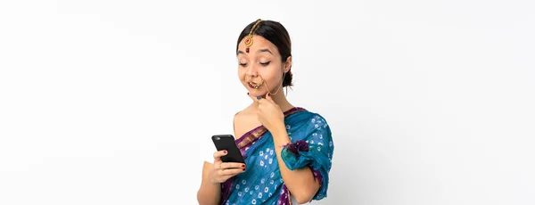 Молодая Индийская Женщина Изолирована Белом Фоне Думая Посылая Сообщение — стоковое фото