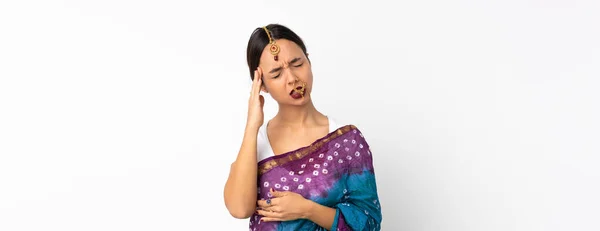Junge Indische Frau Isoliert Auf Weißem Hintergrund Mit Kopfschmerzen — Stockfoto