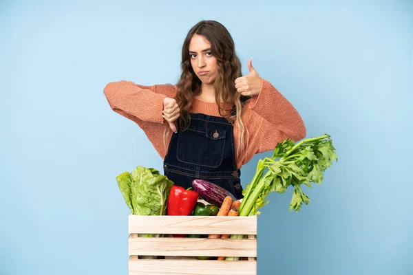 Farmer Świeżo Zebranymi Warzywami Pudełku Dobrym Złym Znakiem Nierozstrzygnięte Między — Zdjęcie stockowe