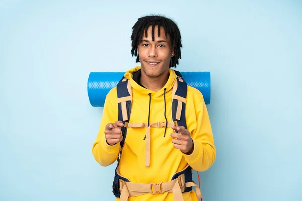 Fiatal Hegymászó Afro Amerikai Férfi Egy Nagy Hátizsák Elszigetelt Egy — Stock Fotó