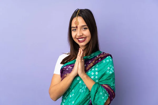 Mujer India Joven Aislada Sobre Fondo Púrpura Mantiene Palma Junta —  Fotos de Stock