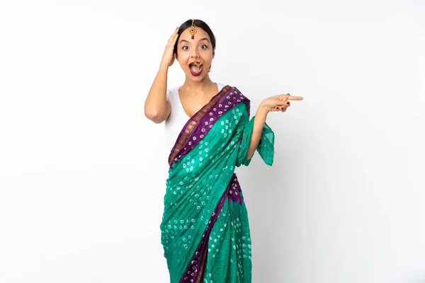 Jeune Femme Indienne Isolée Sur Fond Blanc Surpris Pointant Doigt — Photo