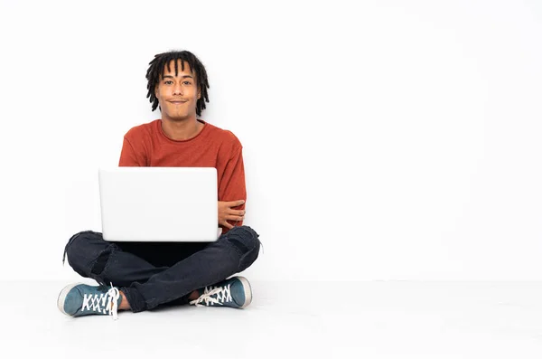 Fiatal Afro Amerikai Férfi Földön Dolgozik Laptopjával Hogy Karok Keresztben — Stock Fotó