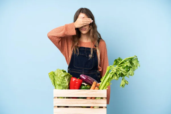 Agricultor Con Verduras Recién Recogidas Una Caja Que Cubre Los —  Fotos de Stock