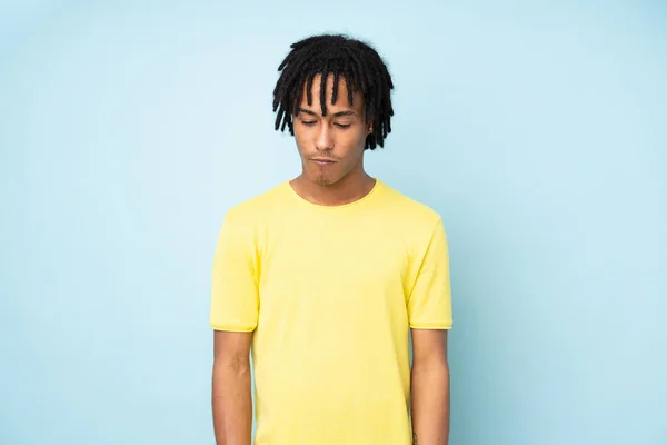 Giovane Uomo Afroamericano Isolato Sfondo Blu Con Espressione Triste Depressa — Foto Stock