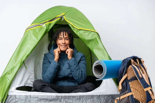 Jovem Afro Americano Dentro Uma Tenda Verde Campismo Sorrindo Com — Fotografia de Stock