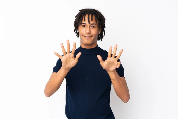 Joven Afroamericano Aislado Sobre Fondo Blanco Contando Nueve Con Dedos —  Fotos de Stock
