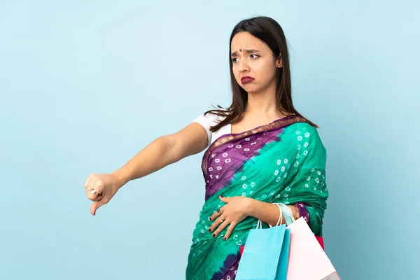 Mujer India Joven Con Bolsas Compras Mostrando Pulgar Hacia Abajo — Foto de Stock