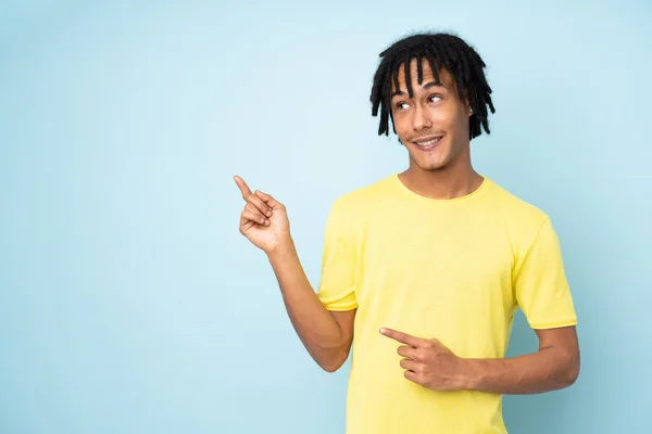Fiatal Afro Amerikai Férfi Elszigetelt Kék Háttér Ijedt Arra Mutat — Stock Fotó