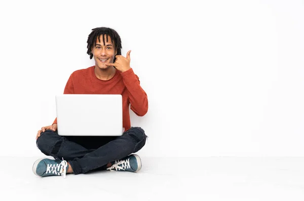 Fiatal Afro Amerikai Férfi Földön Laptopjával Telefonál Hívj Vissza Jel — Stock Fotó