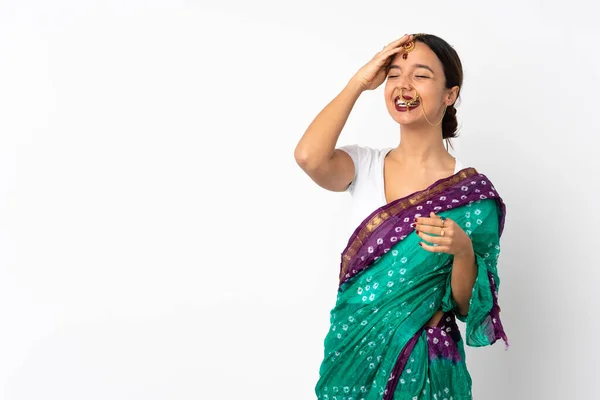 Mladá Indická Žena Izolované Bílém Pozadí Úsměvem Hodně — Stock fotografie