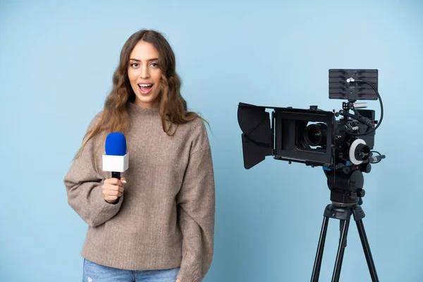 Reporter Jeune Femme Tenant Microphone Rapportant Des Nouvelles Avec Expression — Photo
