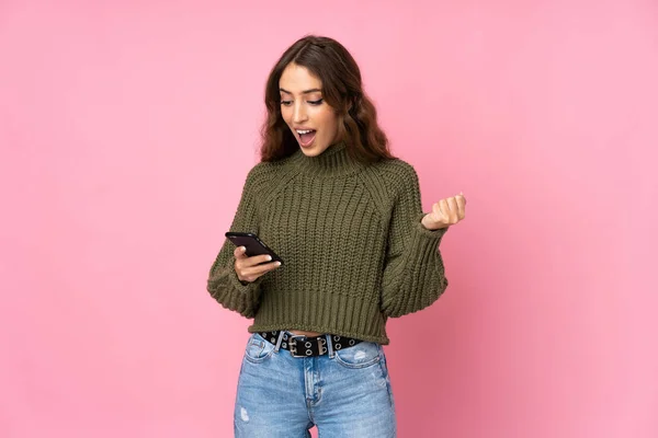 Jovem Mulher Sobre Fundo Rosa Isolado Surpreendido Enviando Uma Mensagem — Fotografia de Stock