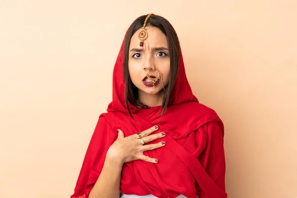 Νεαρή Ινδή Γυναίκα Απομονωμένη Μπεζ Φόντο Που Δείχνει Τον Εαυτό — Φωτογραφία Αρχείου