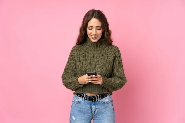 Giovane Donna Sfondo Rosa Isolato Invio Messaggio Con Cellulare — Foto Stock