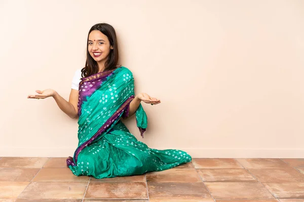 Mujer India Joven Sentada Suelo Feliz Sonriente — Foto de Stock