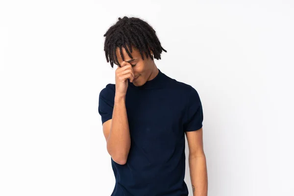 Pemuda African American Pria Terisolasi Pada Latar Belakang Putih Tertawa — Stok Foto