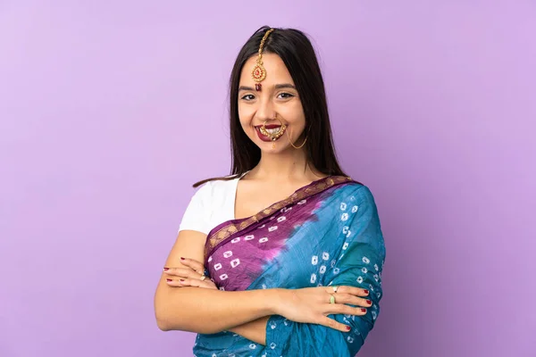 Ung Indisk Kvinna Isolerad Lila Bakgrund Hålla Armarna Korsade Frontalposition — Stockfoto